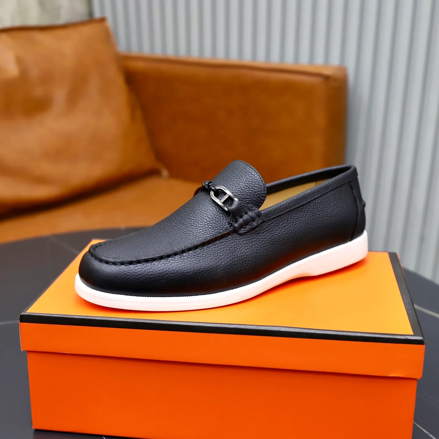 Ex-factory price: 560💰Hermès/Hermès slip-on men's shoes. This shoe is made of imported pebbled cowhide. It has simple and smooth lines and is combined with aerodynamically designed 3CM rubber foam ultra-light soles! Youthful and fashionable, classic H-shaped hardware buckle decoration, calf lining gently wraps the feet, with logo cowhide feet, casual and urban style, highlighting youthful vitality, sports and leisure version, super versatile, code number: 38-39-40-41-42-43-44 standard leather shoe size (45 can be customized but does not support returns)